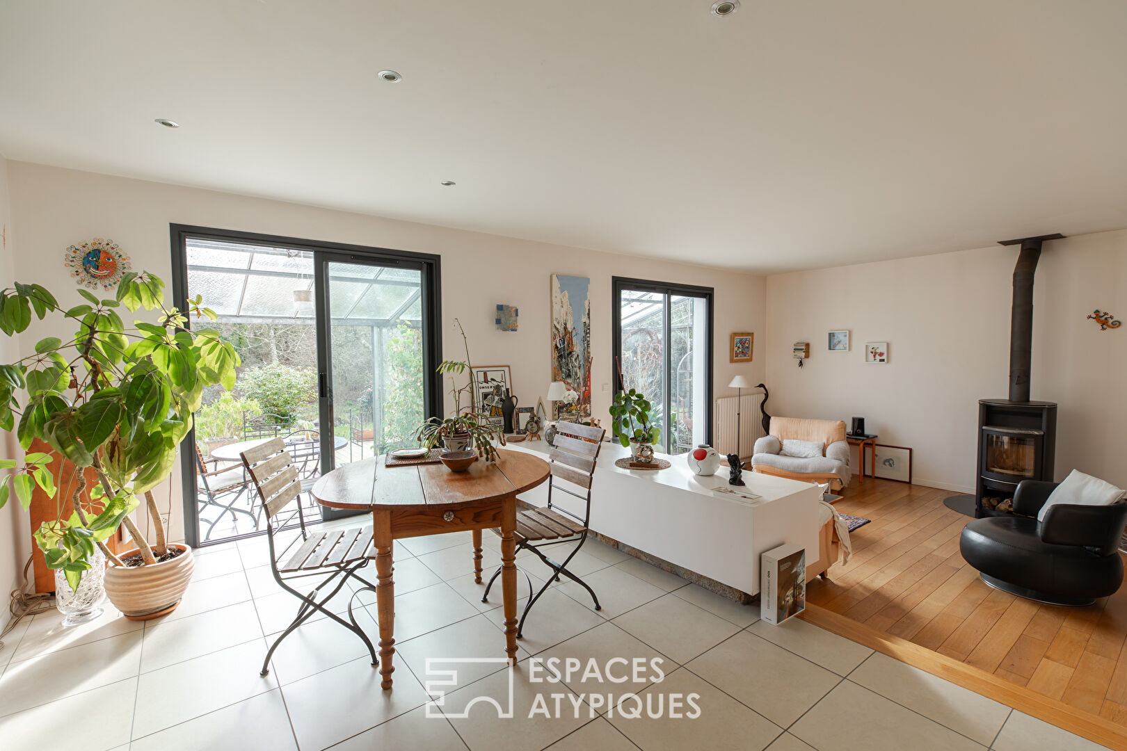 Maison familiale avec jardin d&rsquo;hiver et jardin arboré