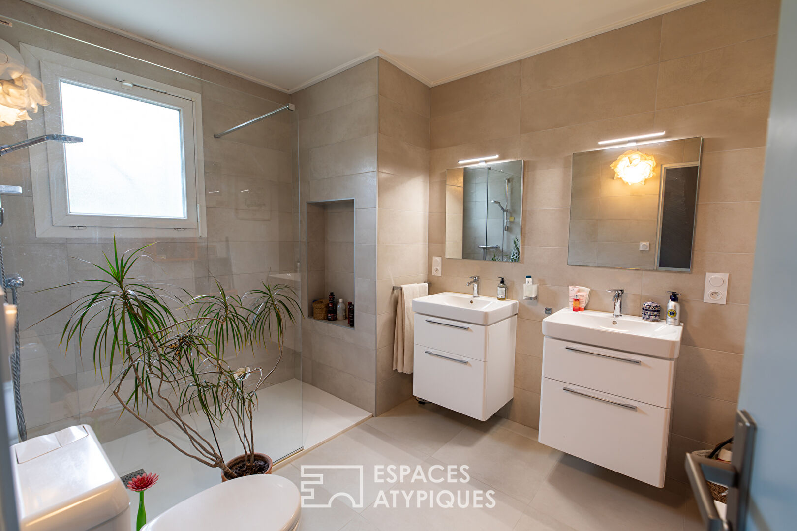 Maison familiale avec jardin d&rsquo;hiver et jardin arboré