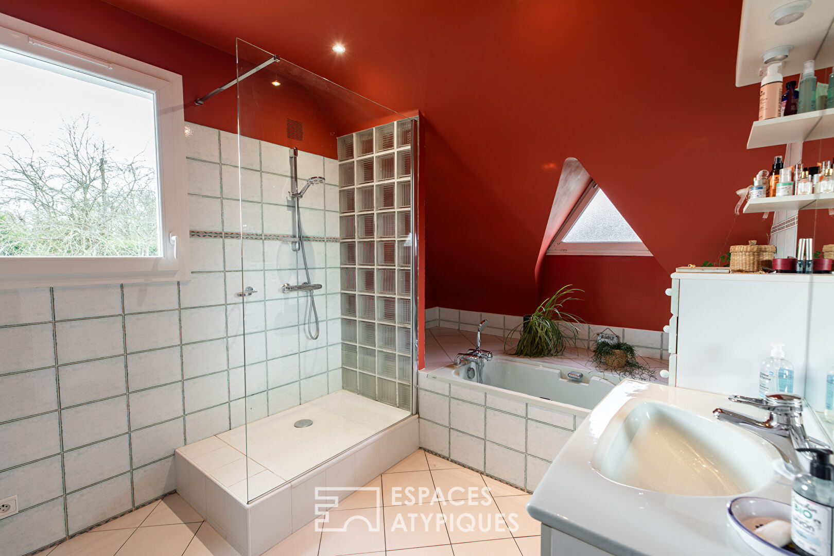 Maison familiale avec jardin d&rsquo;hiver et jardin arboré