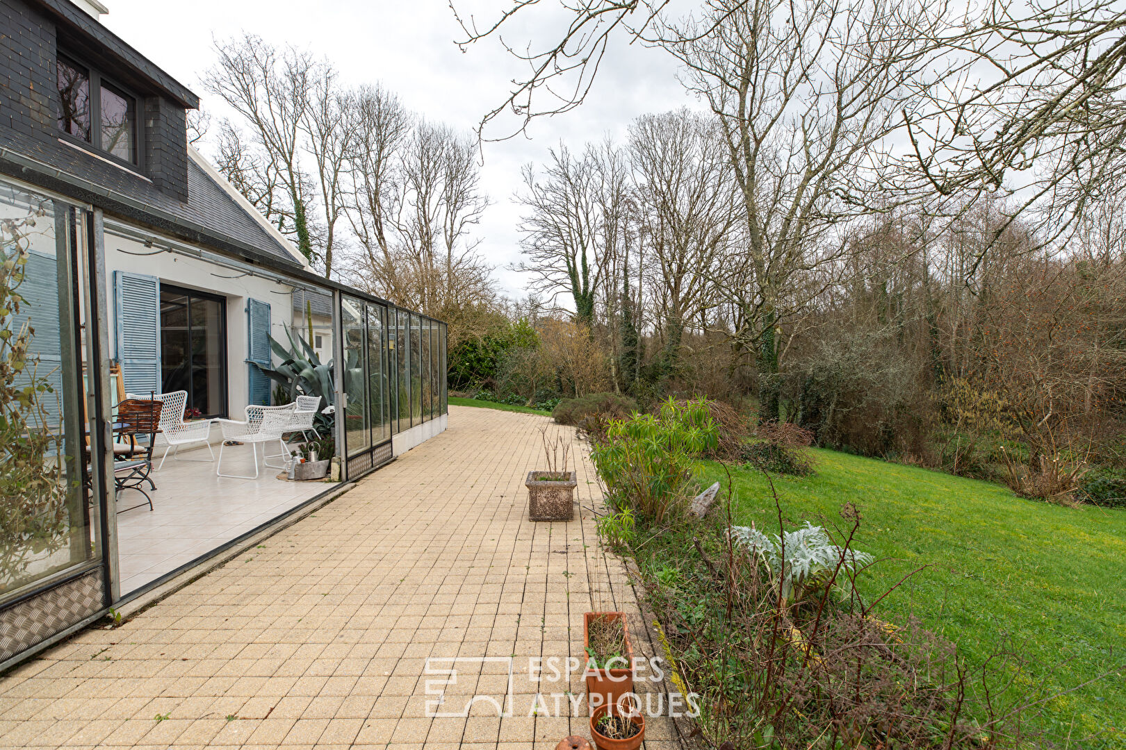 Maison familiale avec jardin d&rsquo;hiver et jardin arboré