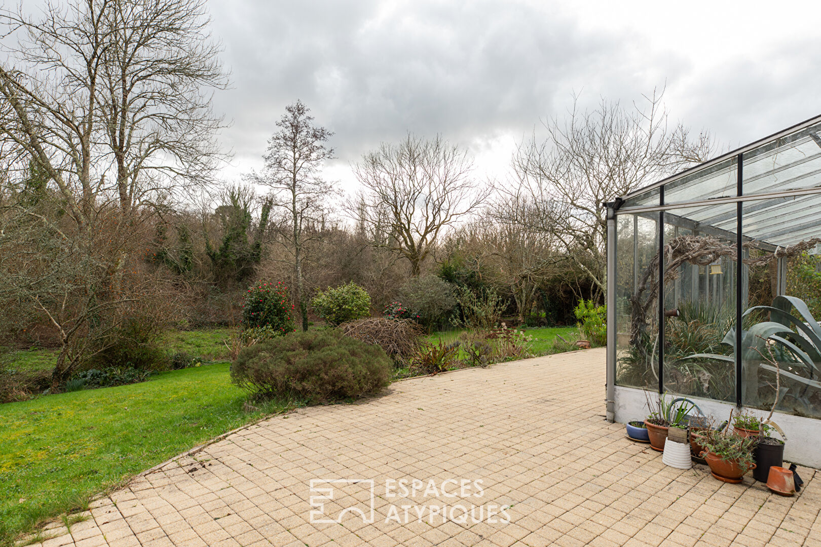 Maison familiale avec jardin d&rsquo;hiver et jardin arboré