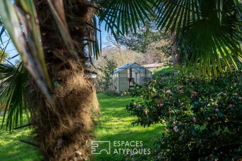 Demeure bourgeoise lové dans son somptueux jardin en coeur de ville