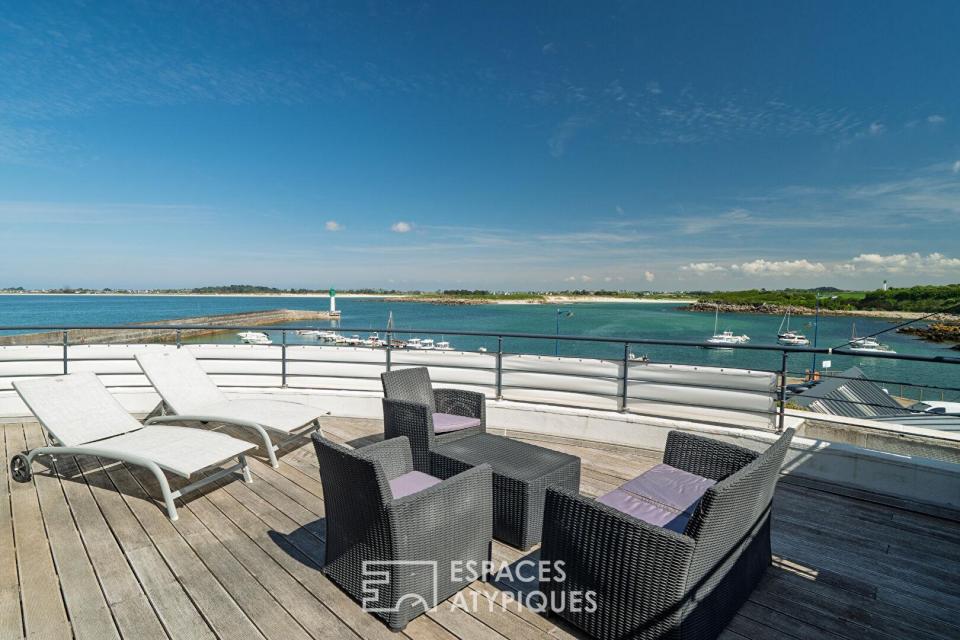 Maison d'architecte ancrée face à la mer