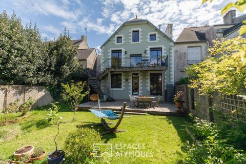 Maison de ville rénovée, volumes traversants et jardin paysagé