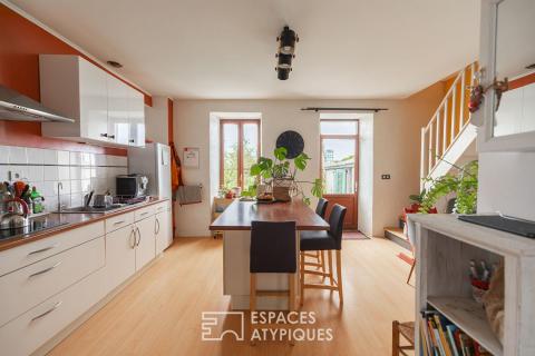 Esprit maison de ville : duplex rénové avec charme et terrasse bois