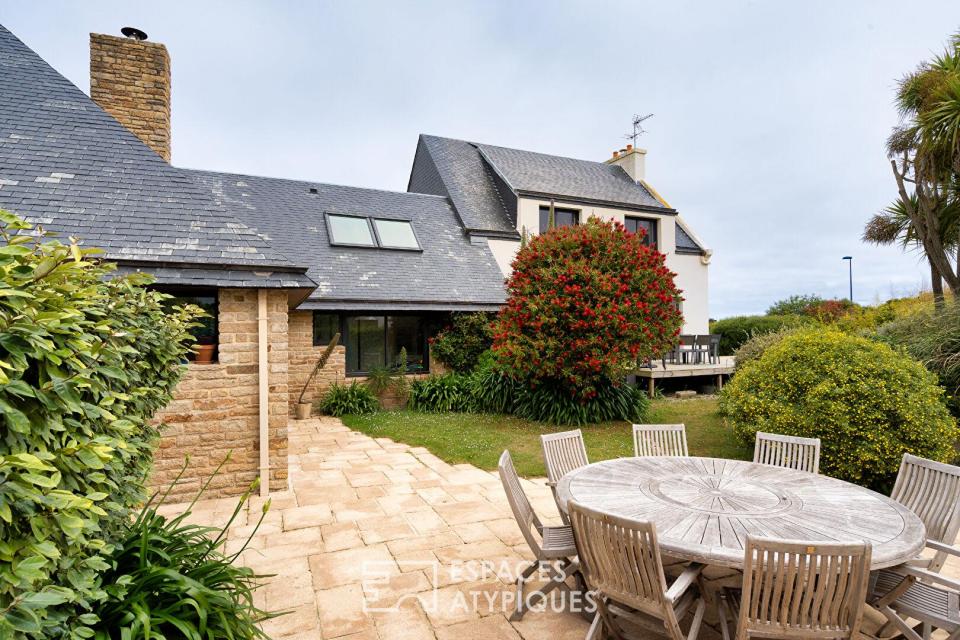 Maison d'architecte avec son gîte en bord de mer
