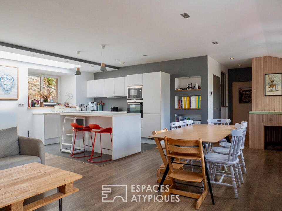 Maison de ville réinterprétée et son jardin insoupçonné
