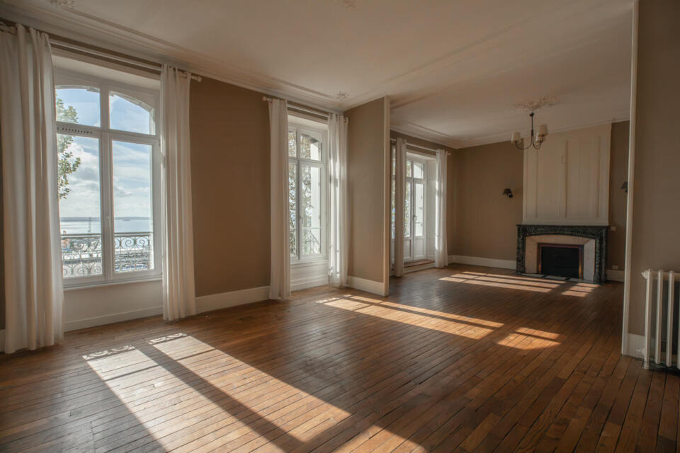 Appartement bourgeois à réinventer avec vue mer