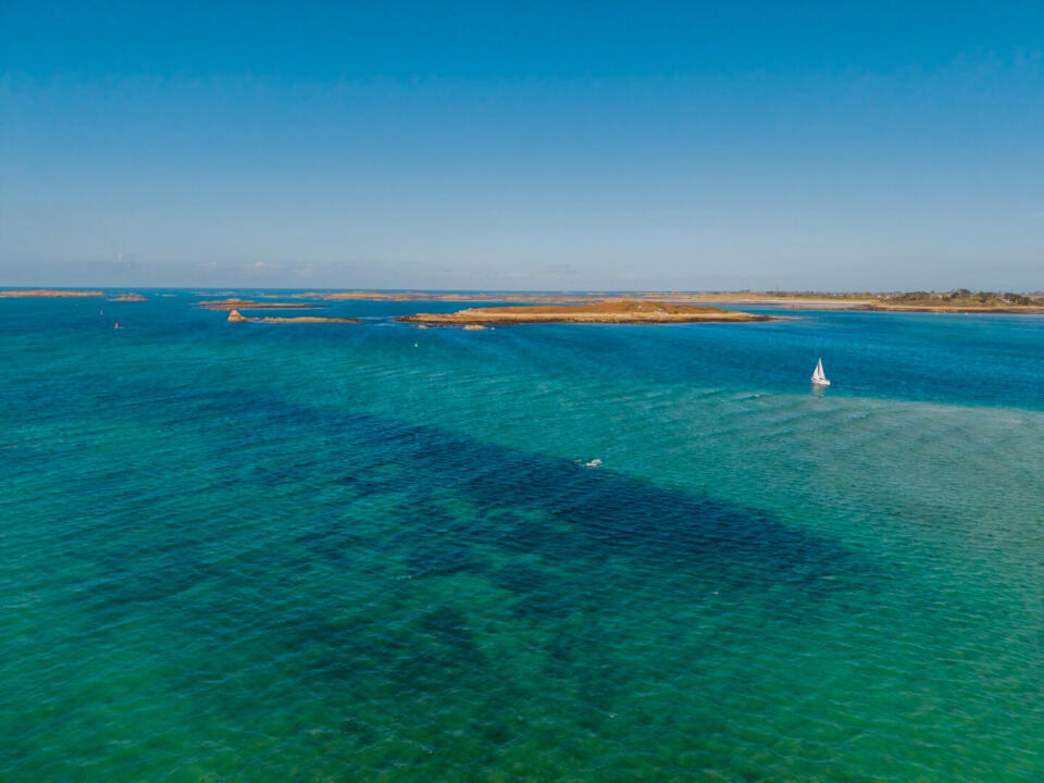La mer en toile de fond, la plage au quotidien