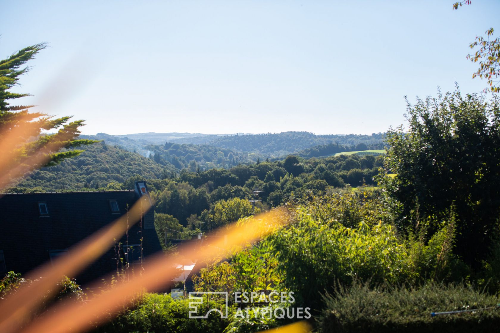 Maison moderniste à la vue panoramique