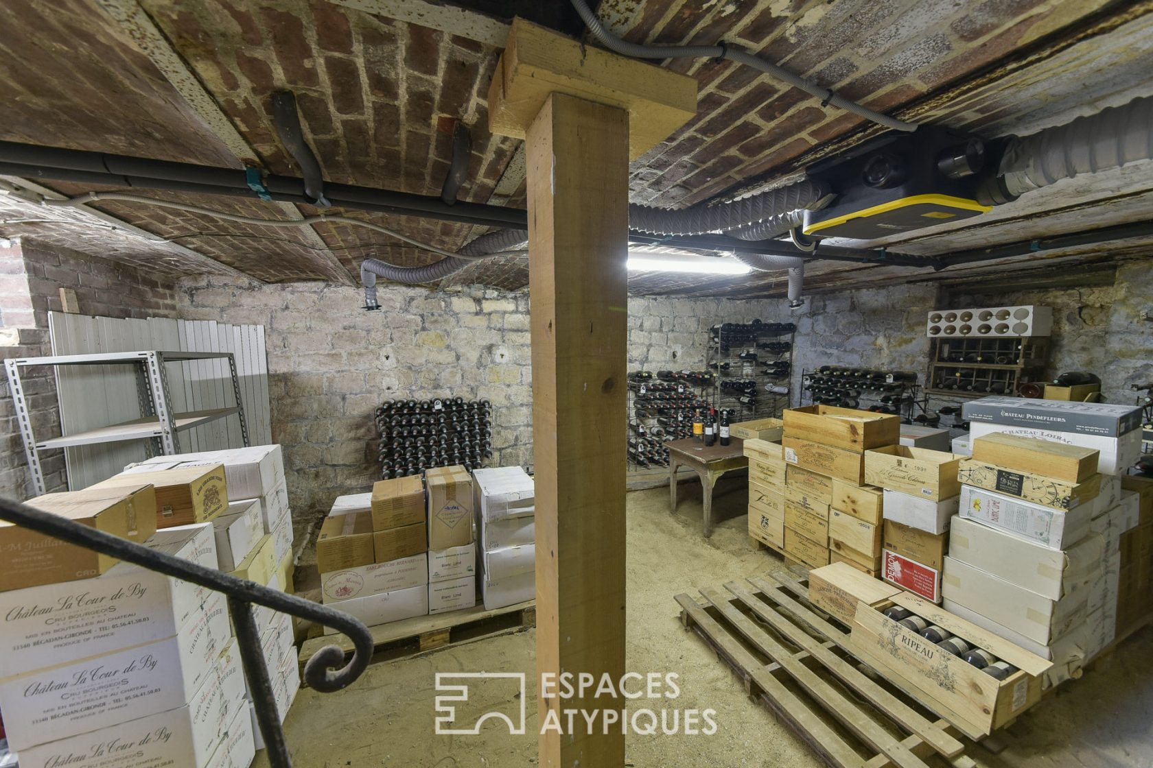 Former bistro and its cellar converted into a family home