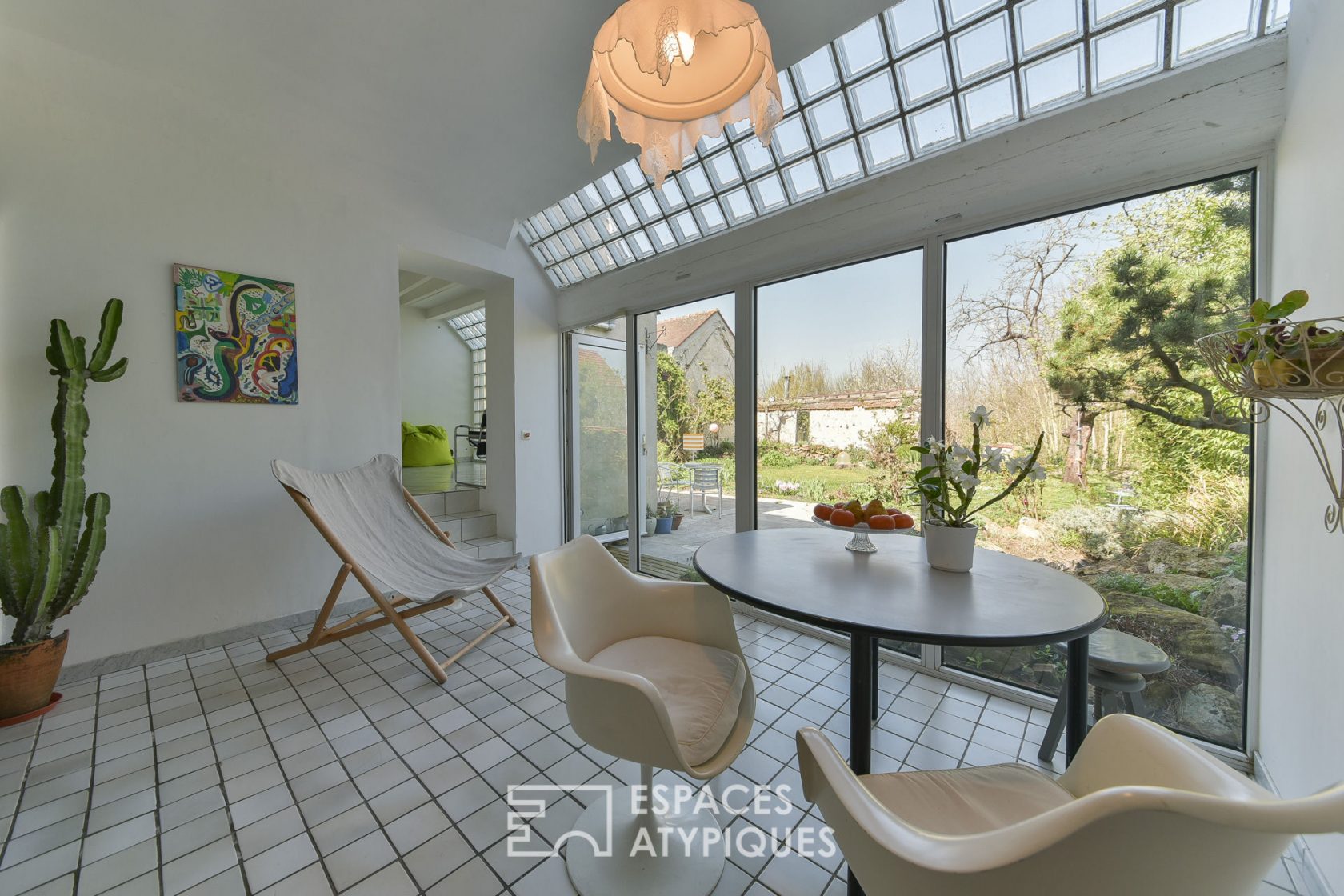Artist’s studio / Old house with glass block extensions