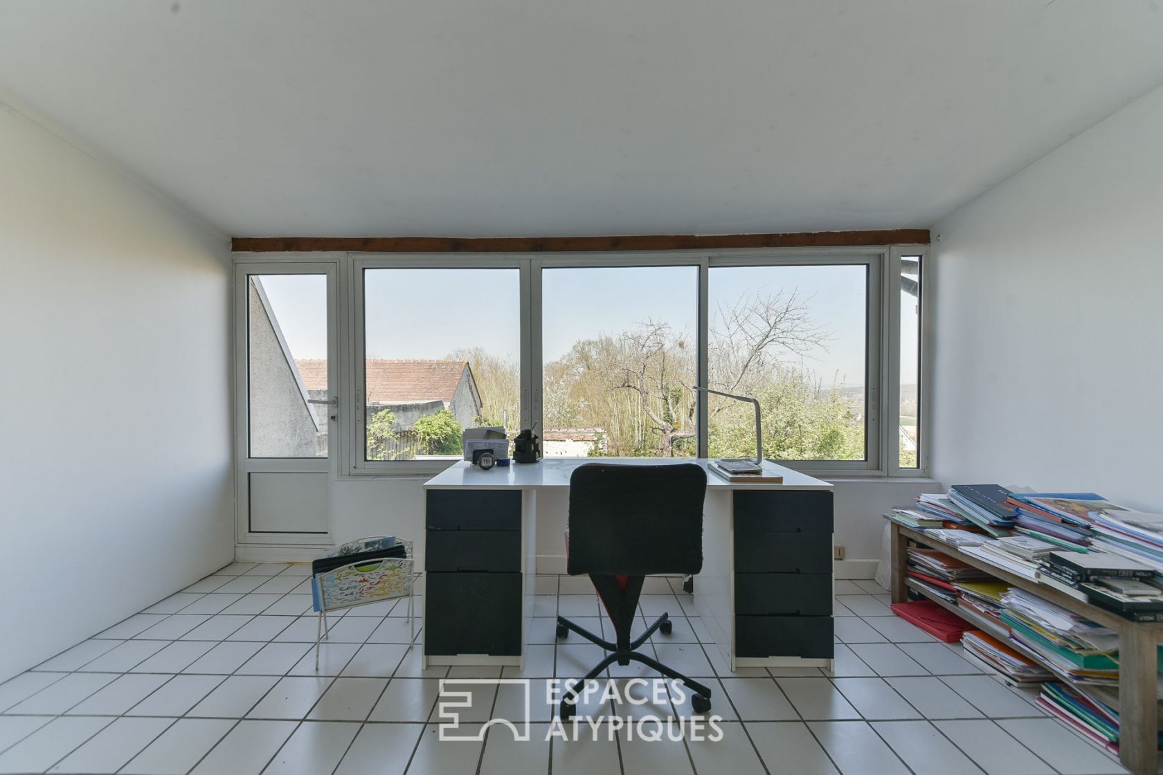 Artist’s studio / Old house with glass block extensions