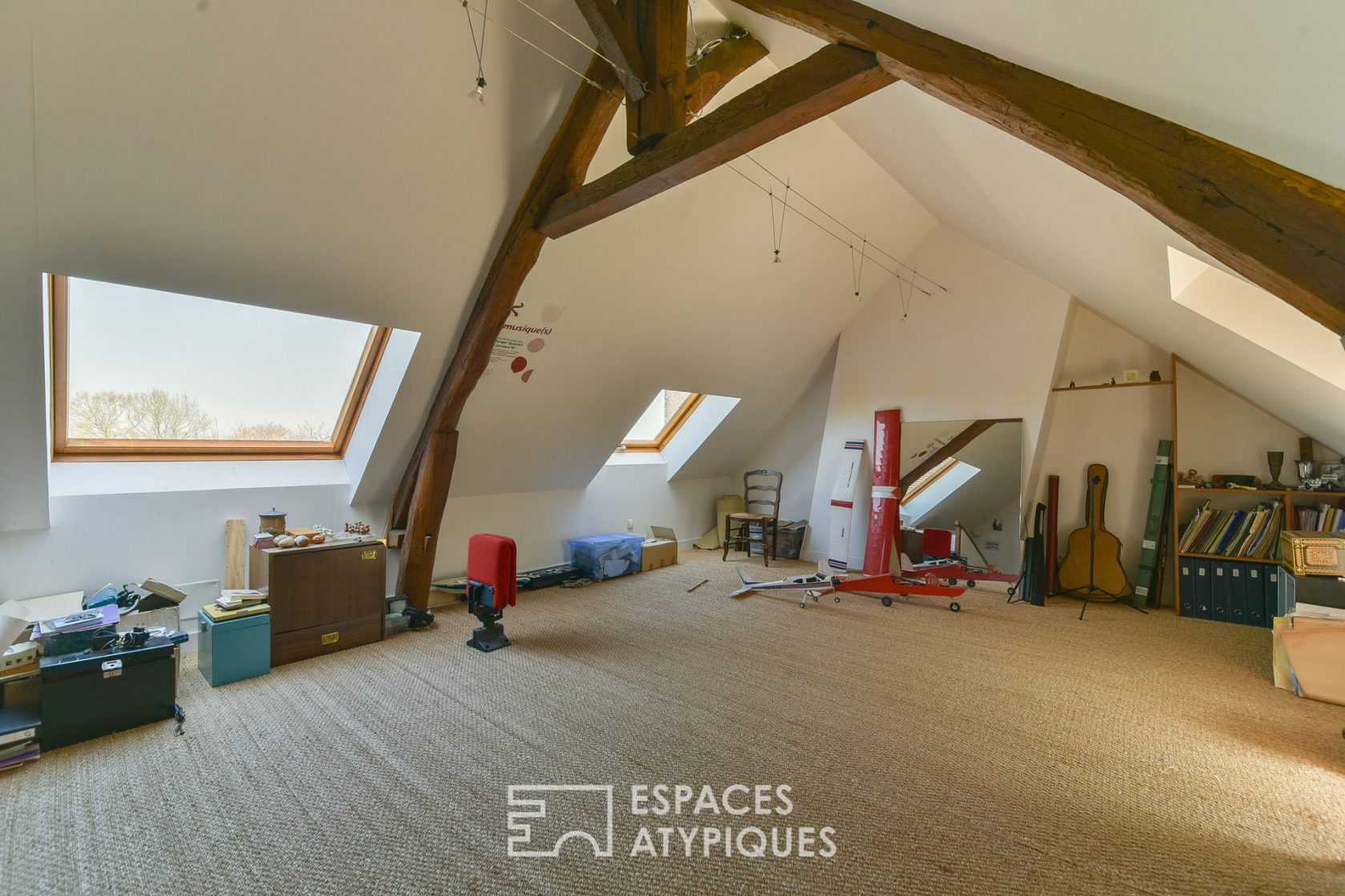 Artist’s studio / Old house with glass block extensions