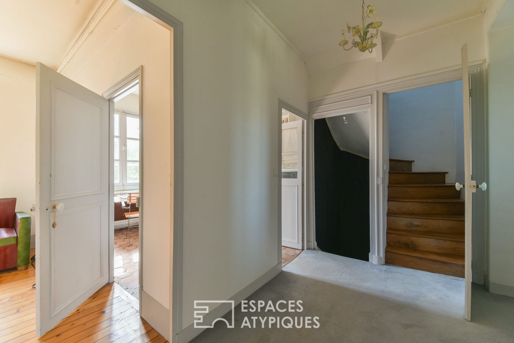 Artist’s studio / Old house with glass block extensions