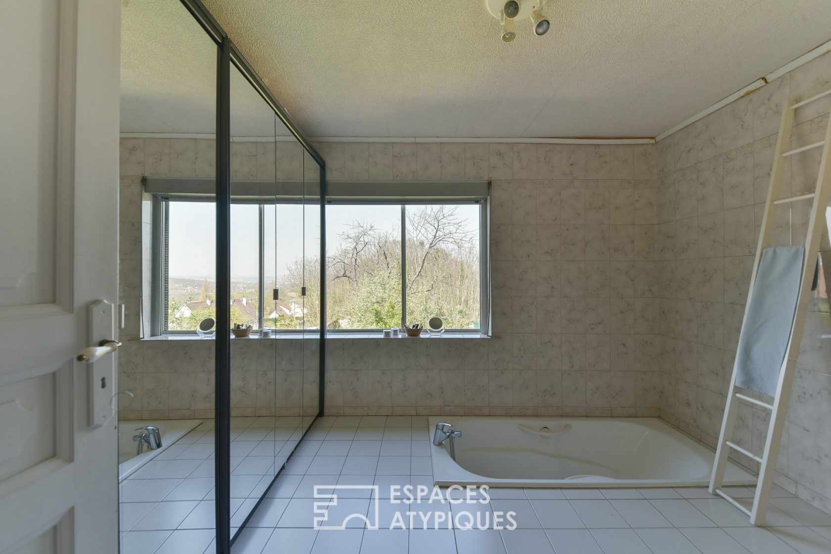 Artist’s studio / Old house with glass block extensions