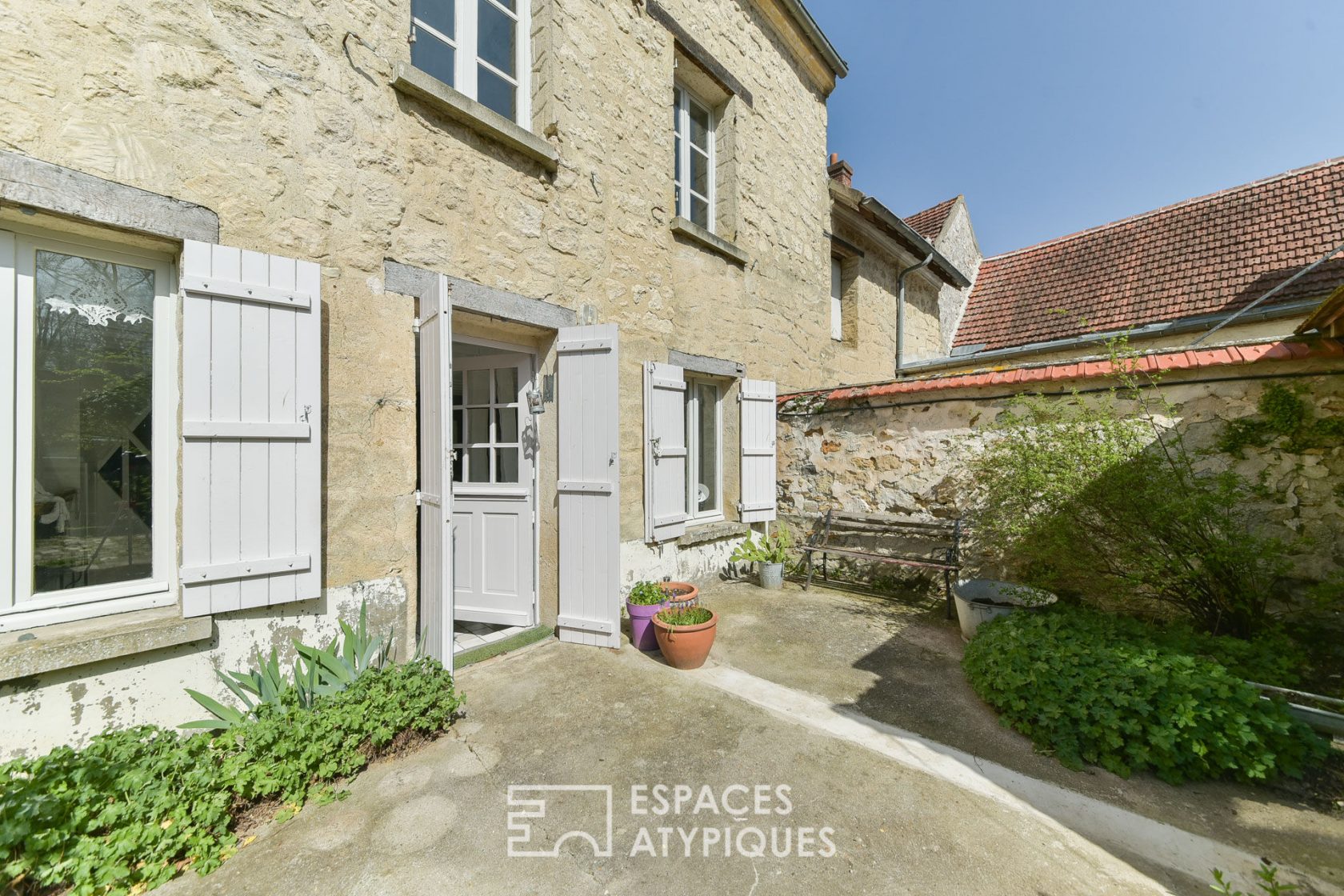 Artist’s studio / Old house with glass block extensions