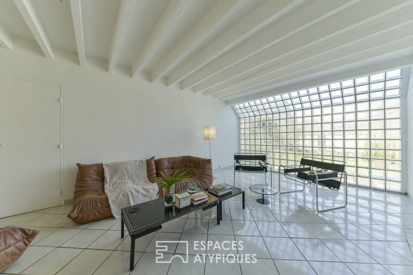 Artist’s studio / Old house with glass block extensions
