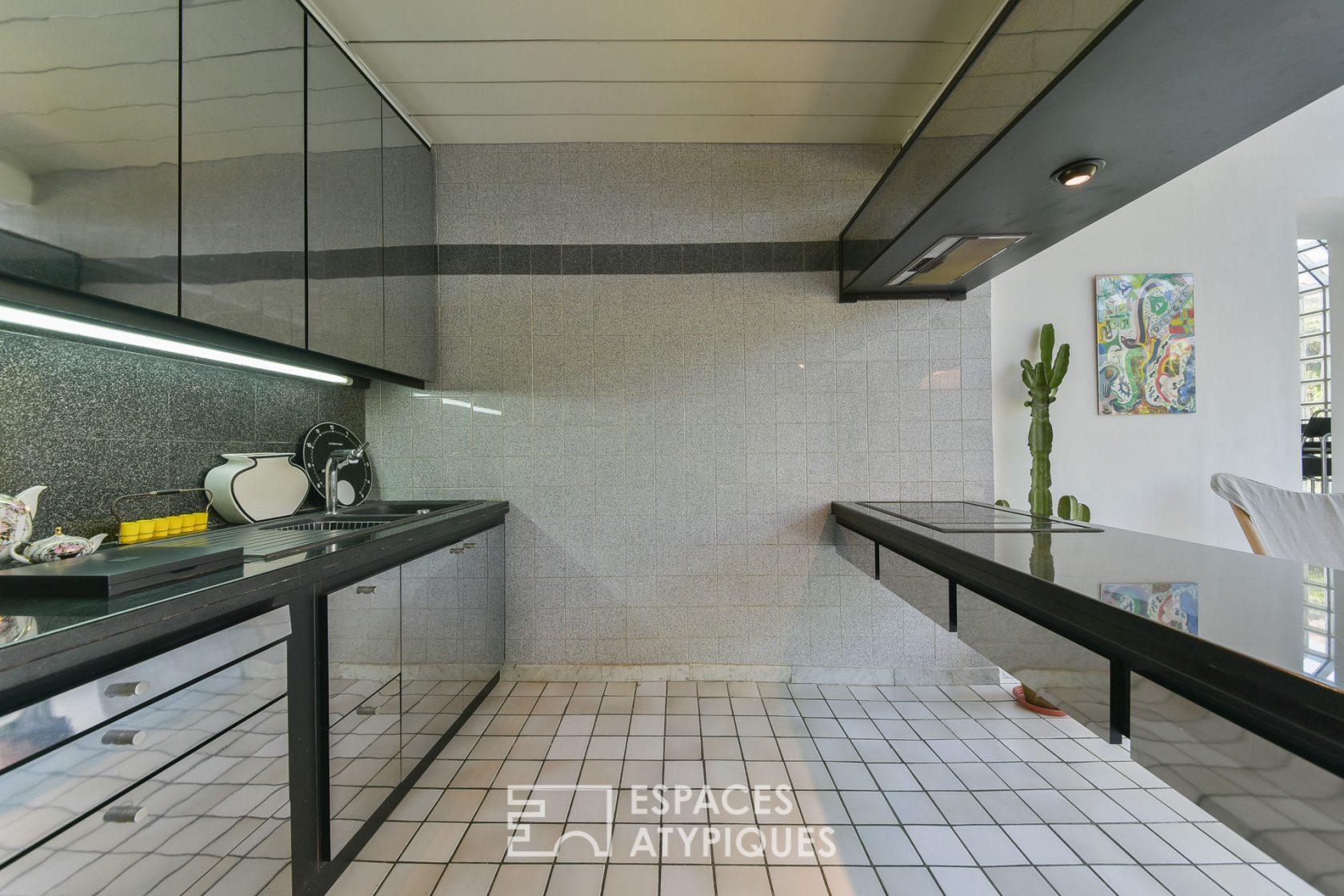 Artist’s studio / Old house with glass block extensions