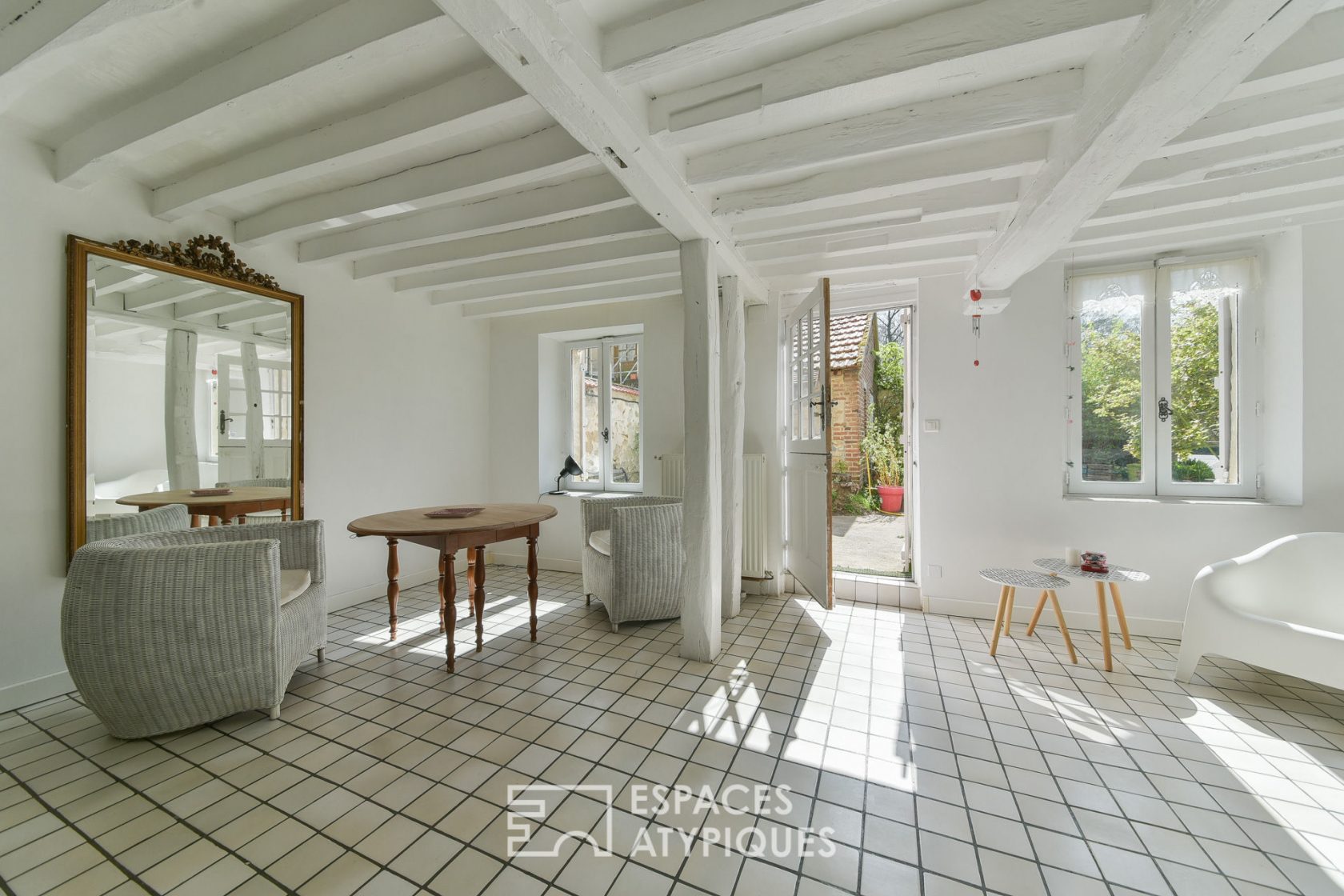 Artist’s studio / Old house with glass block extensions