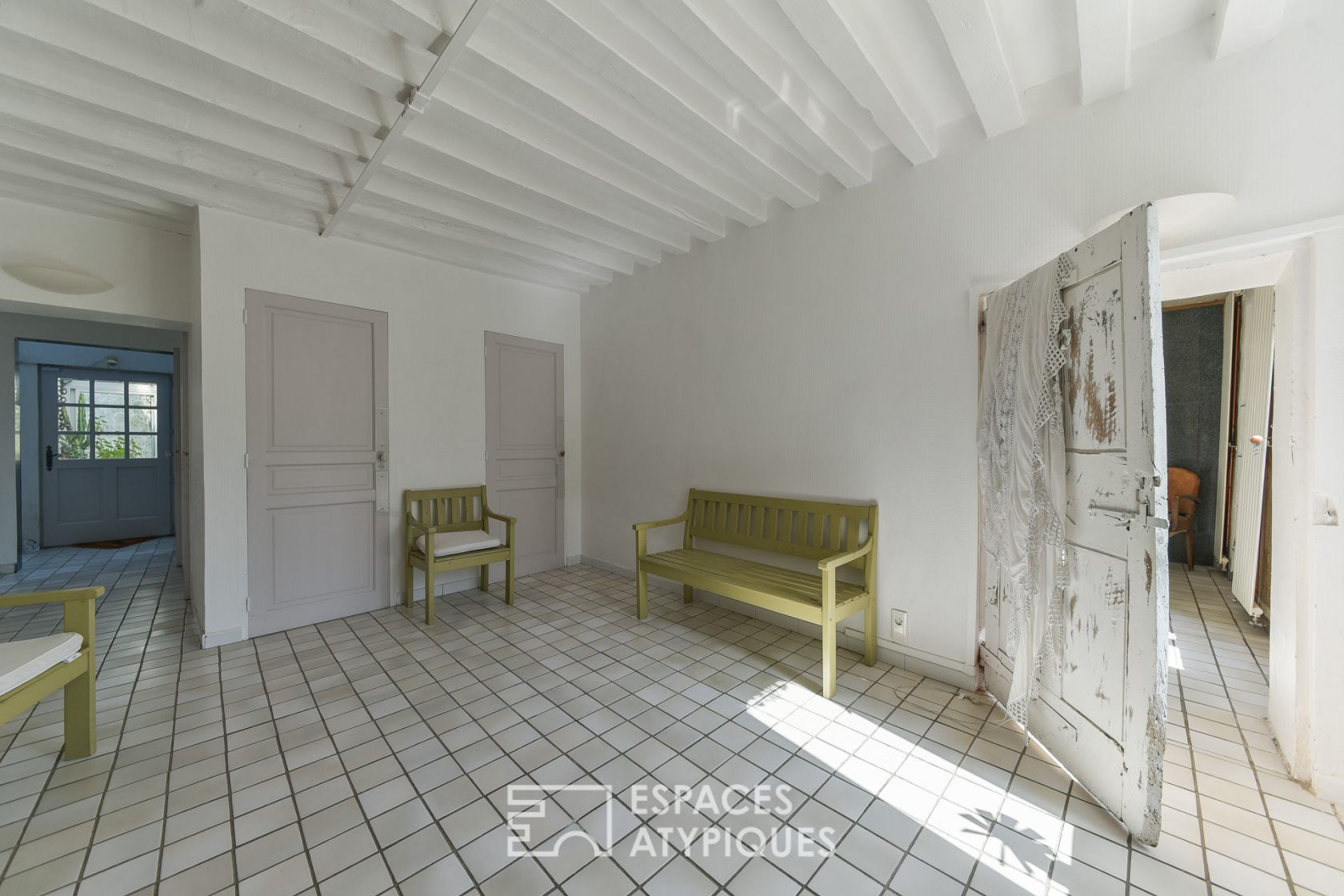Artist’s studio / Old house with glass block extensions