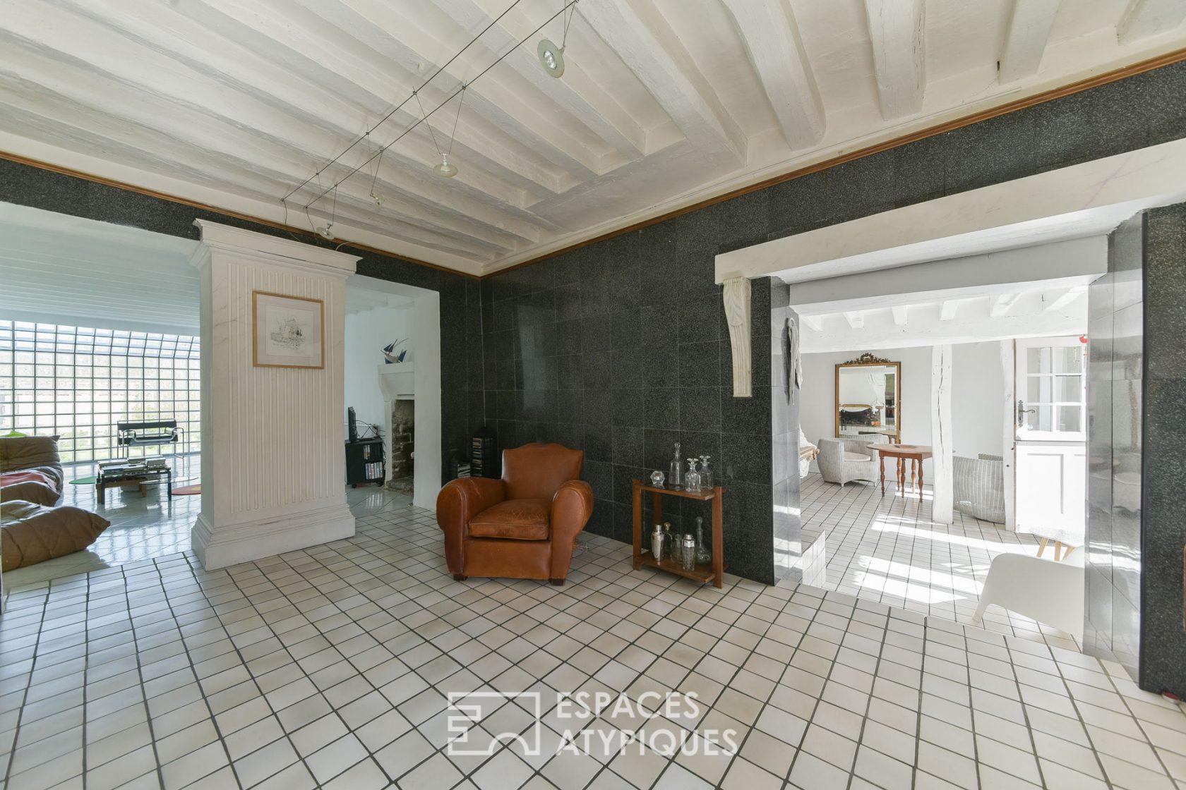 Artist’s studio / Old house with glass block extensions