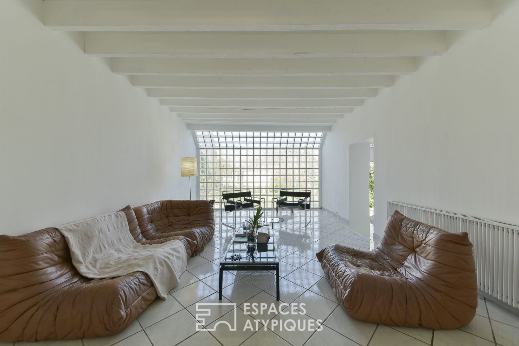Artist’s studio / Old house with glass block extensions