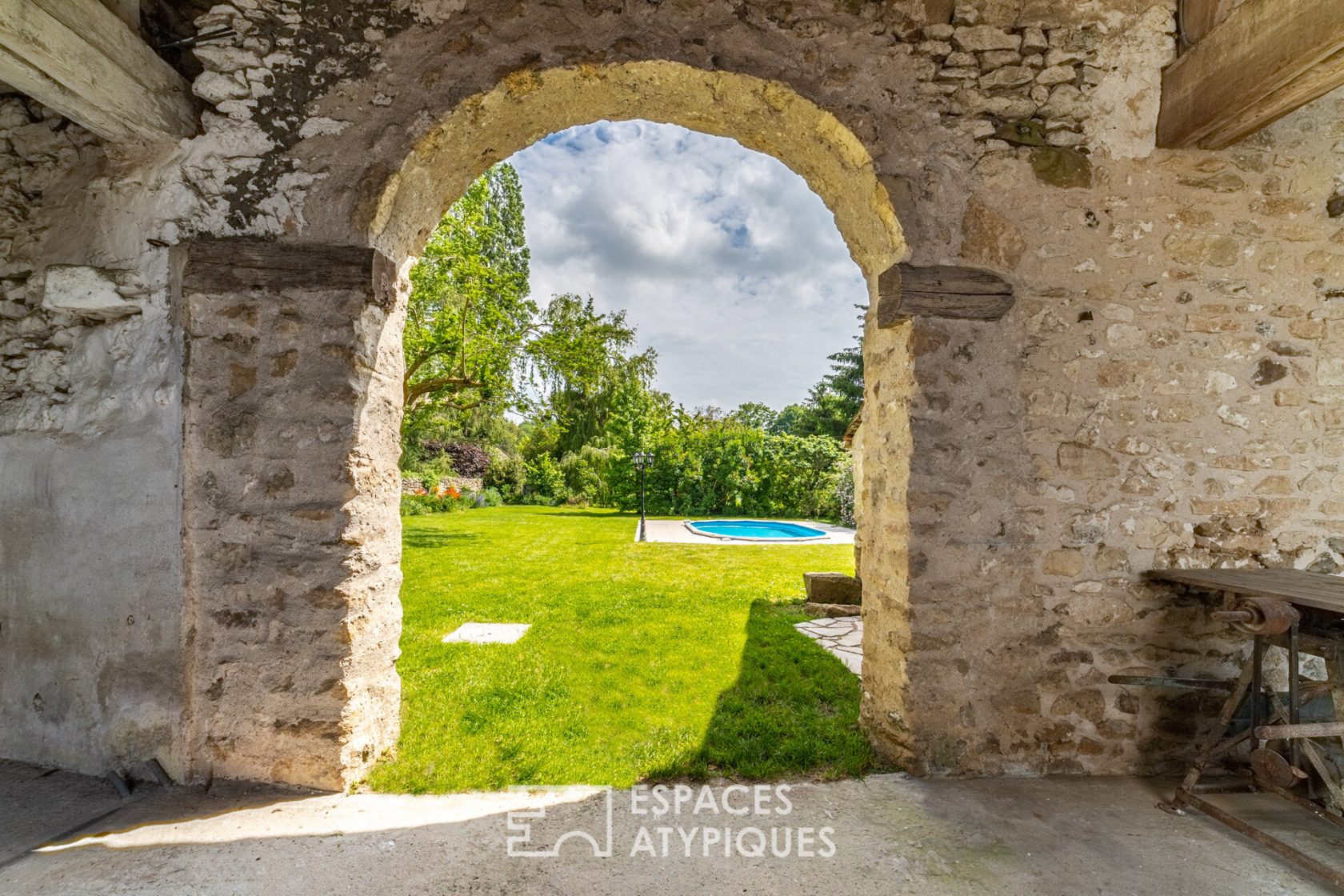 Ancienne ferme  réhabilitée et son jardin bucolique