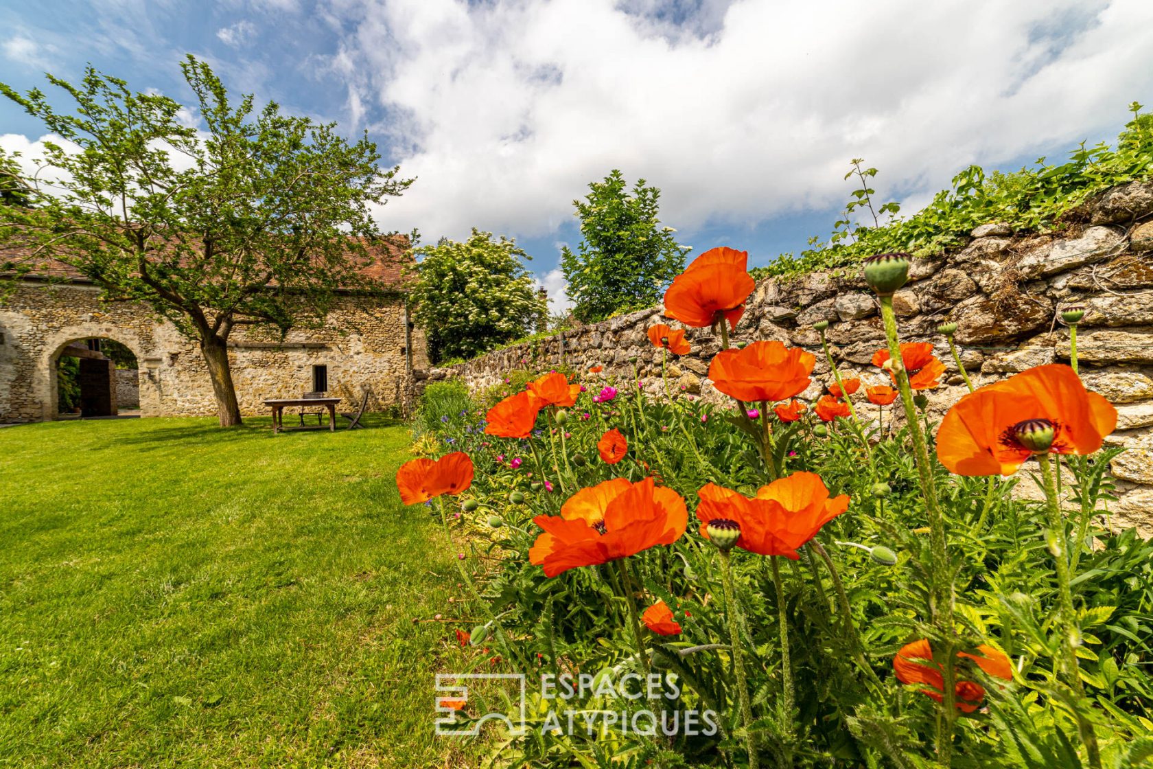 Ancienne ferme  réhabilitée et son jardin bucolique