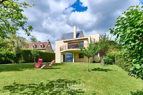 Architect-designed house with exceptional views of the Cergy ponds
