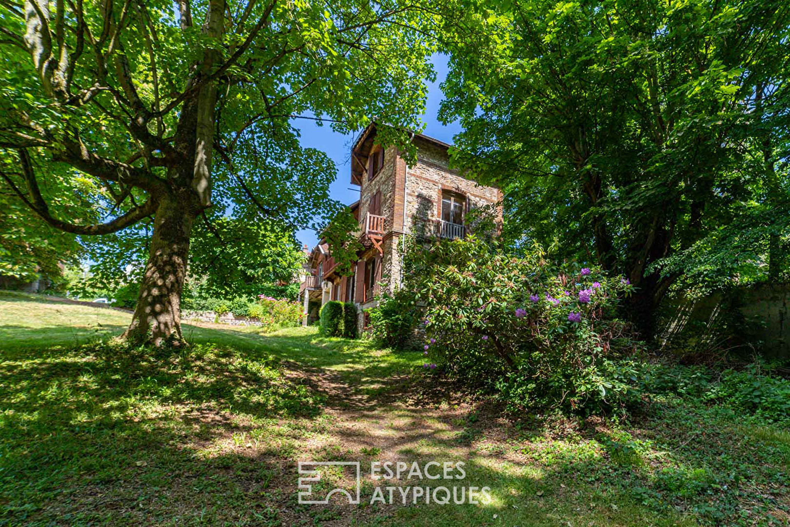 SPLENDID RESIDENCE IN A PARK ON THE HEIGHTS OF SAINT PRIX