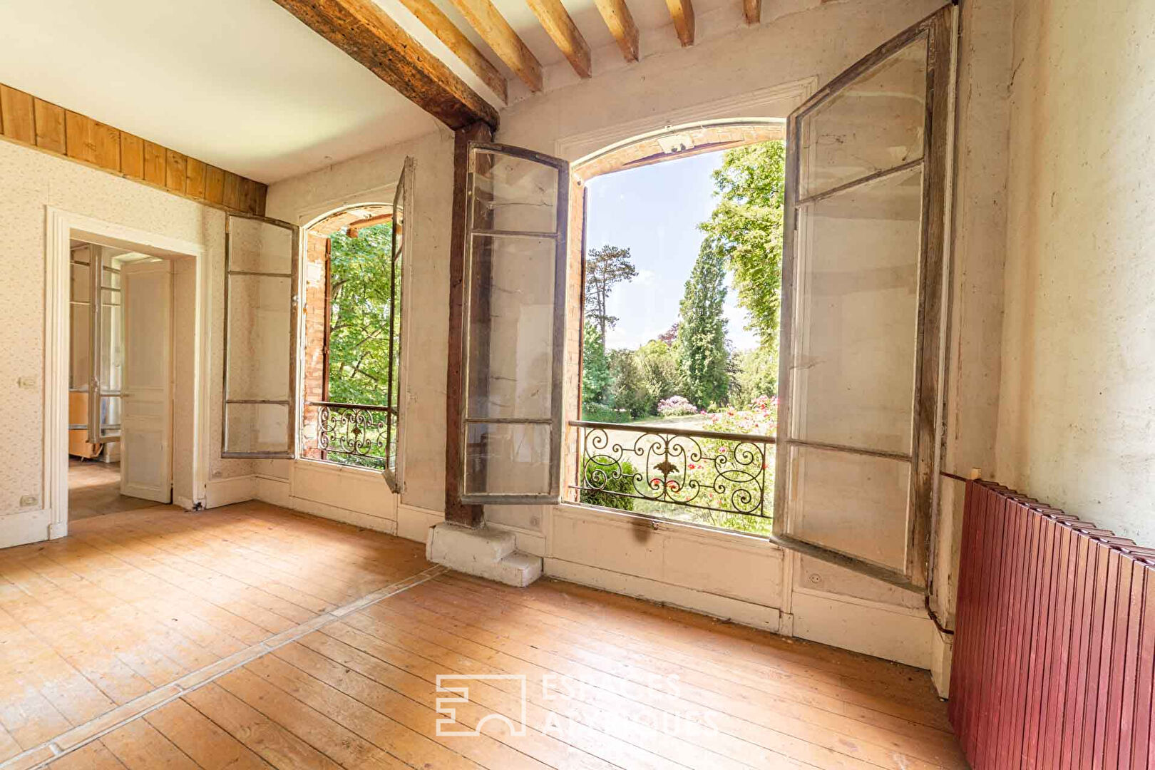 SPLENDID RESIDENCE IN A PARK ON THE HEIGHTS OF SAINT PRIX