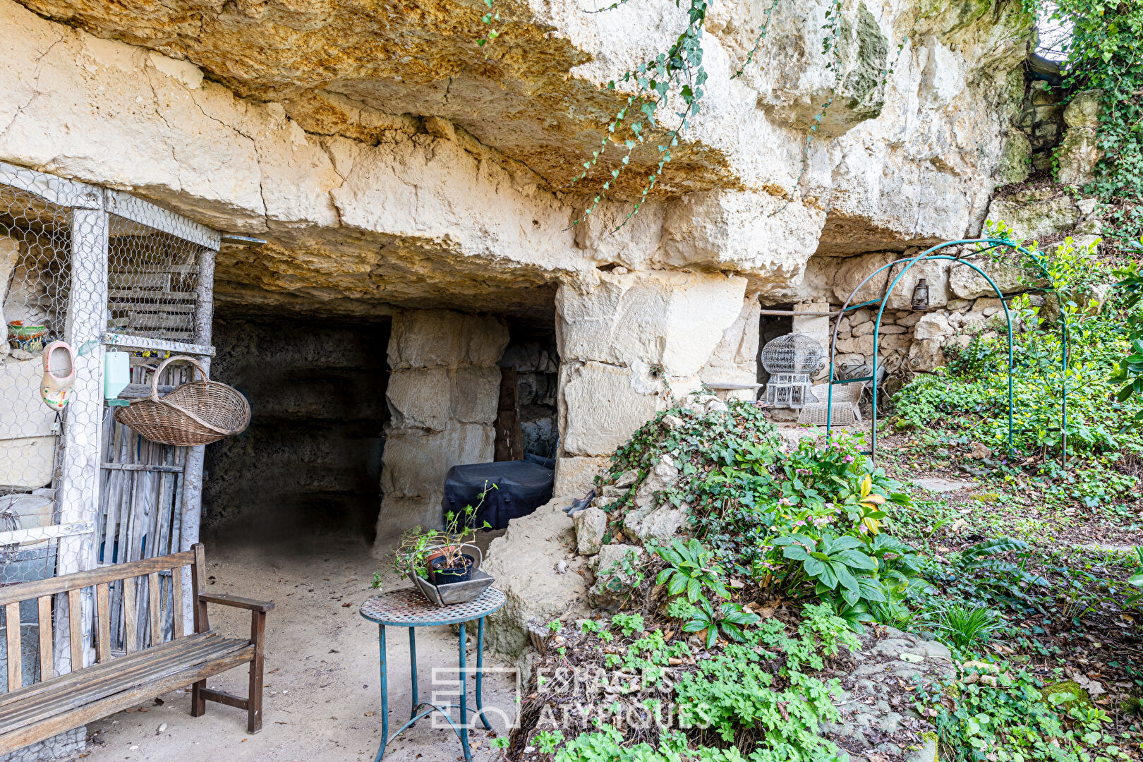 La beauté cachée – Propriété de 1867, ses grottes et son parc