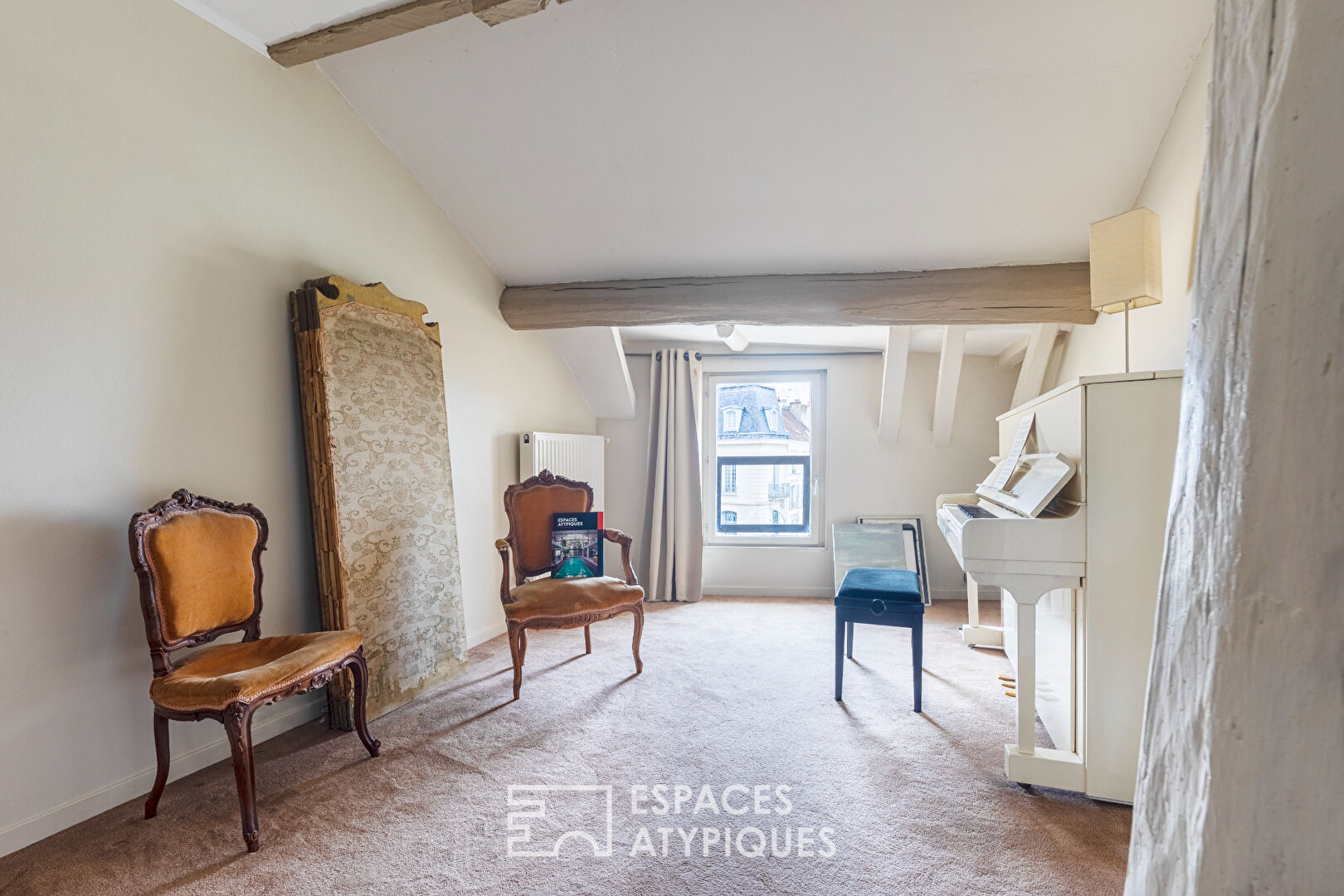 House-like duplex in the historic center of Pontoise