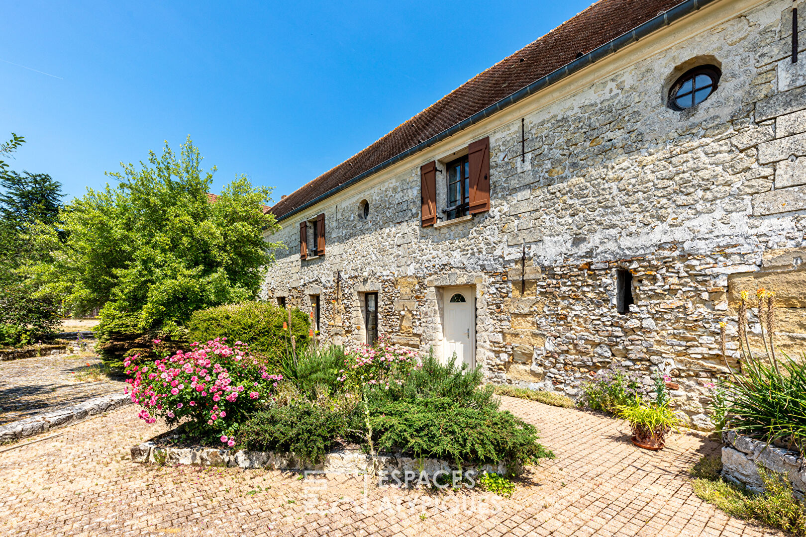 Uncomplicated 12th century property with a panoramic view of Paris