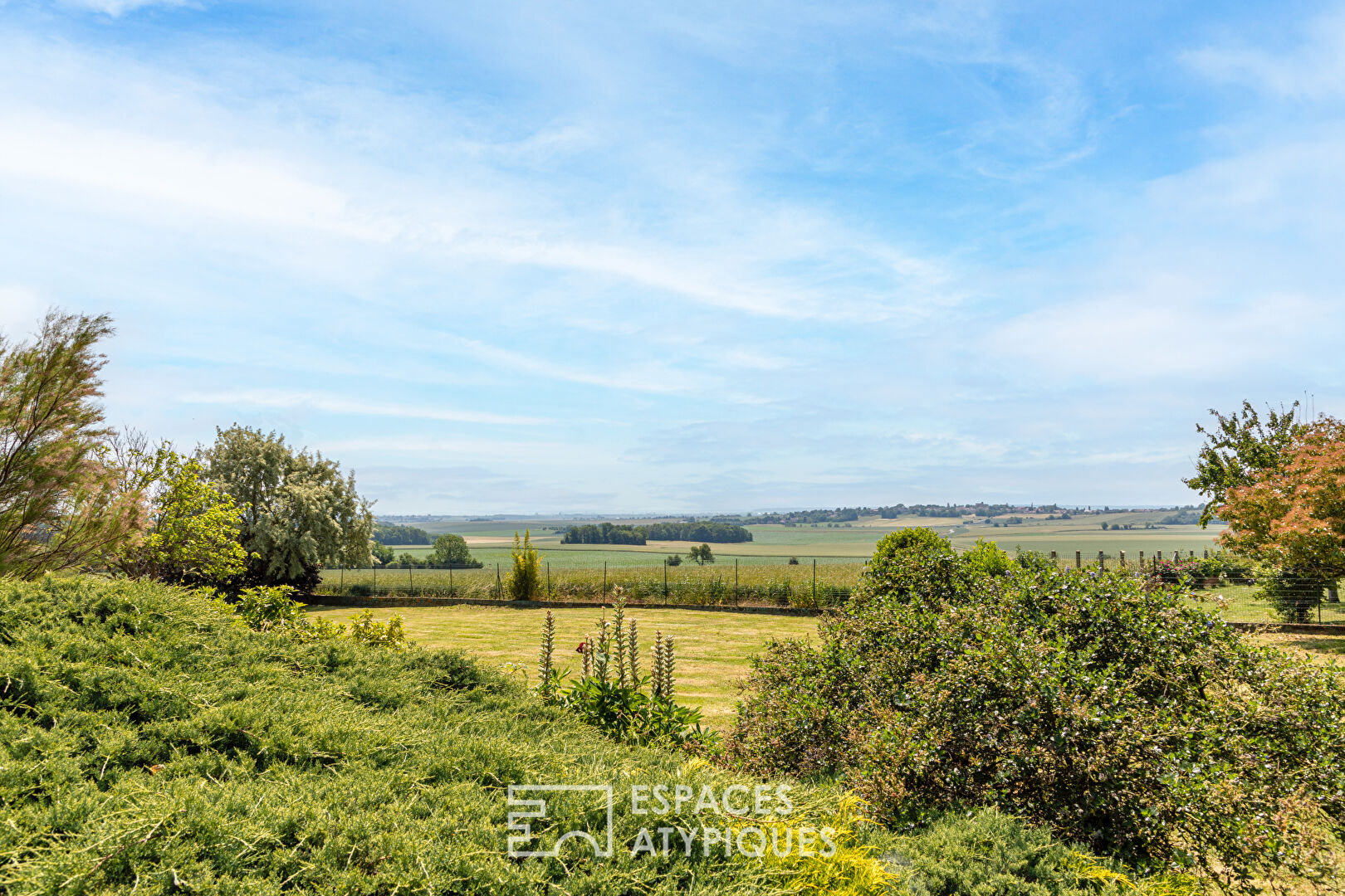 Uncomplicated 12th century property with a panoramic view of Paris