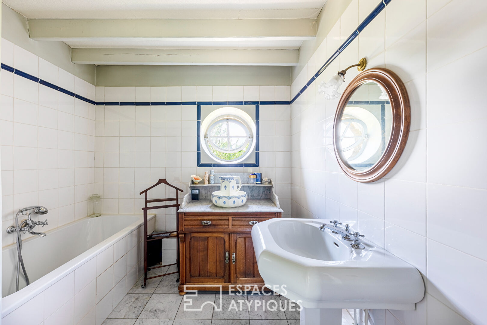 Uncomplicated 12th century property with a panoramic view of Paris