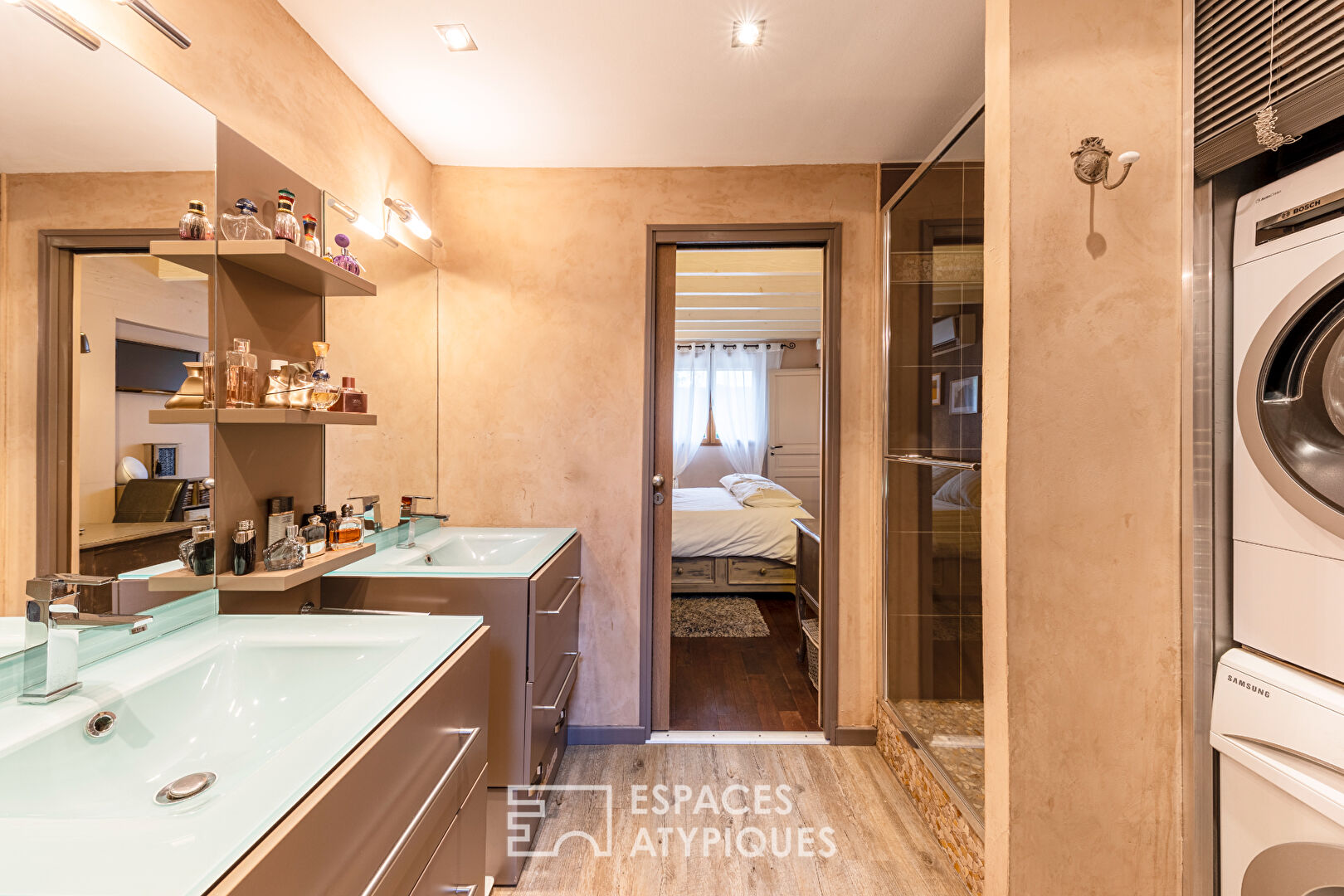 Charming town house with outbuilding of 21sqm.