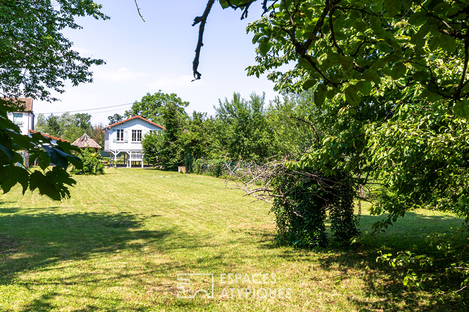 An air of Louisiana – House on stilts on the banks of the Oise – Eragny village