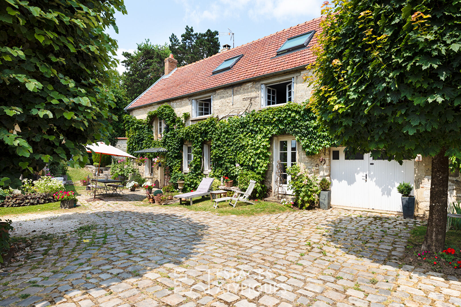 Old farm from 1745 in the middle of its wooded garden