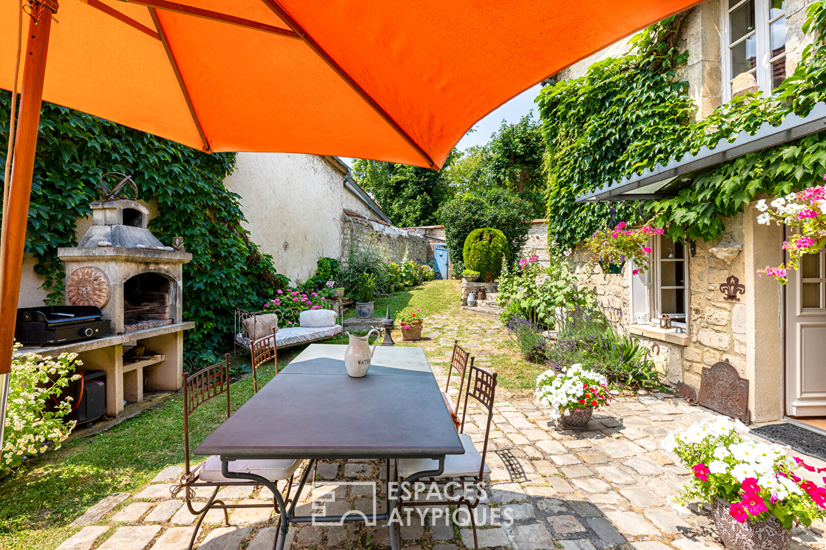 Propriété de charme au milieu de son jardin arboré