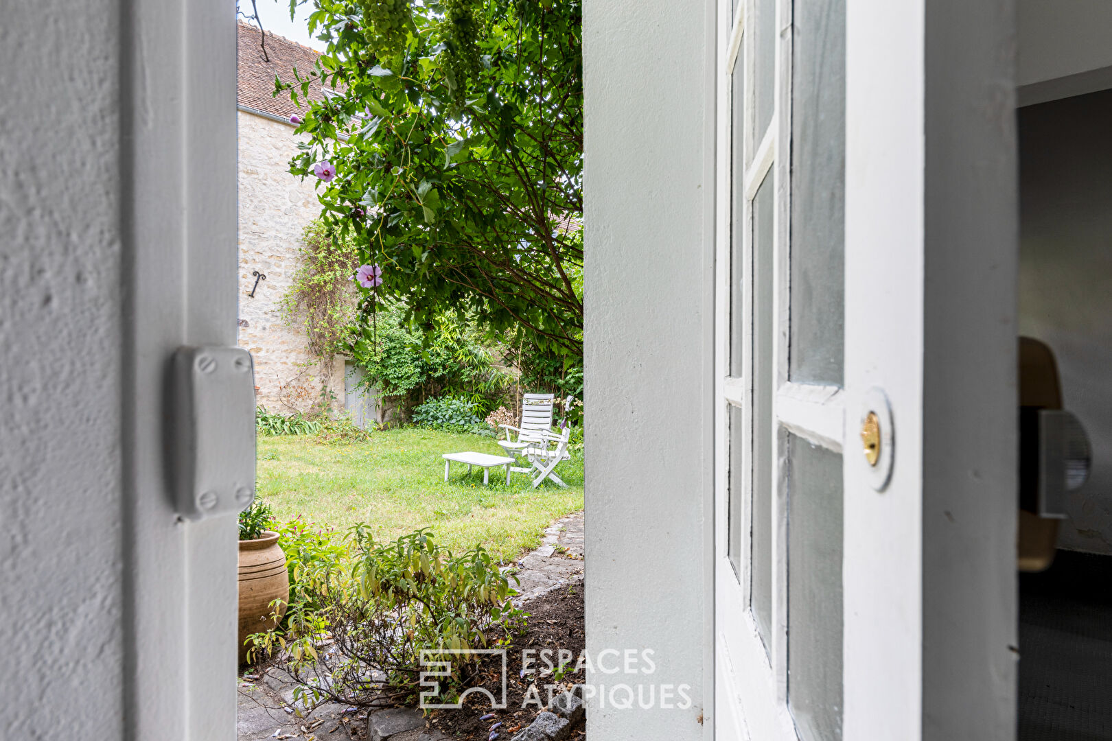 Bernardin de Saint Pierre lived there… Exceptional farmhouse in the village of Eragny sur Oise