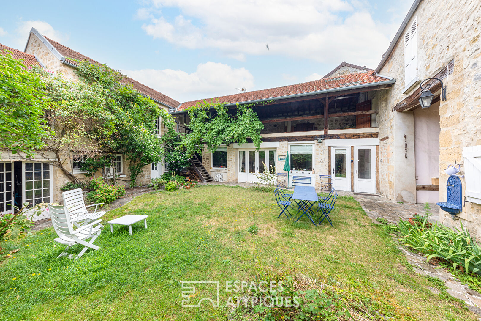 Bernardin de Saint Pierre lived there… Exceptional farmhouse in the village of Eragny sur Oise