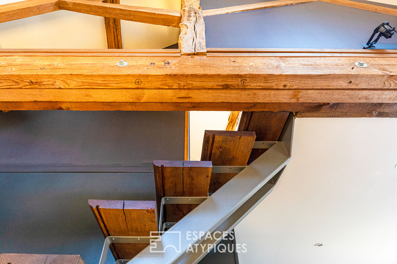 Loft entièrement rénové, dans ancienne ferme .