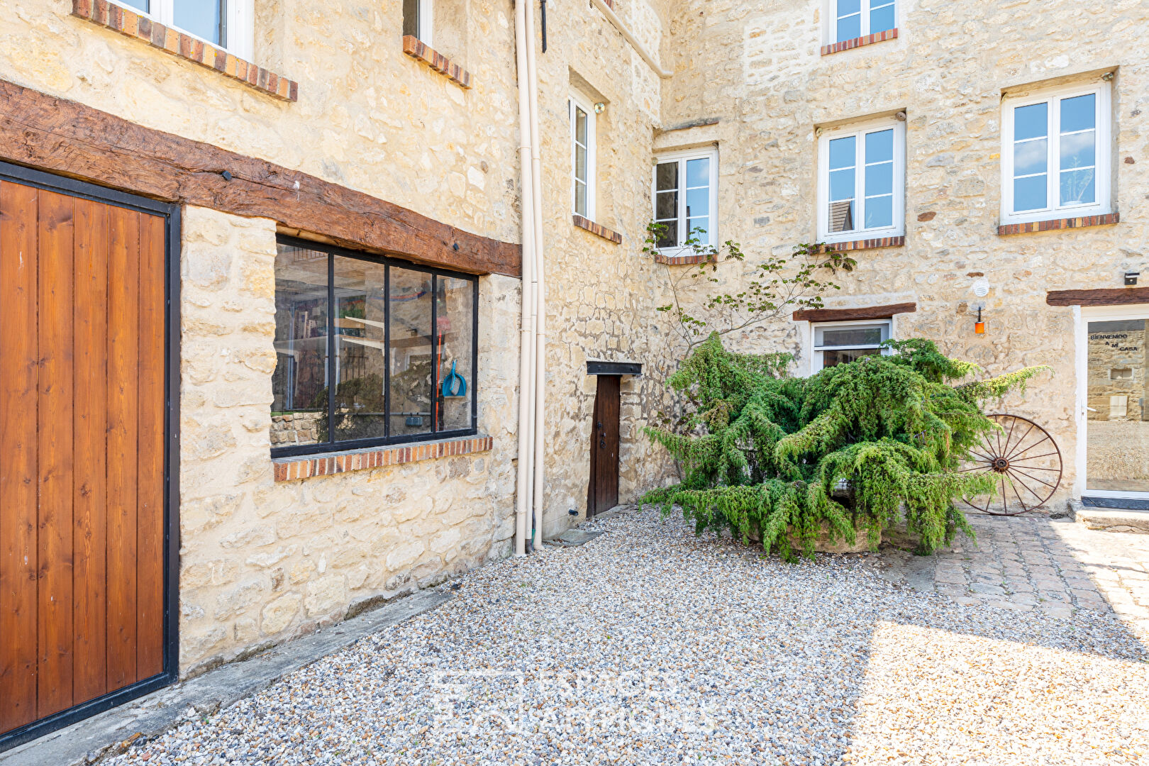 Renovated triplex in the style of a loft, in an old farmhouse.