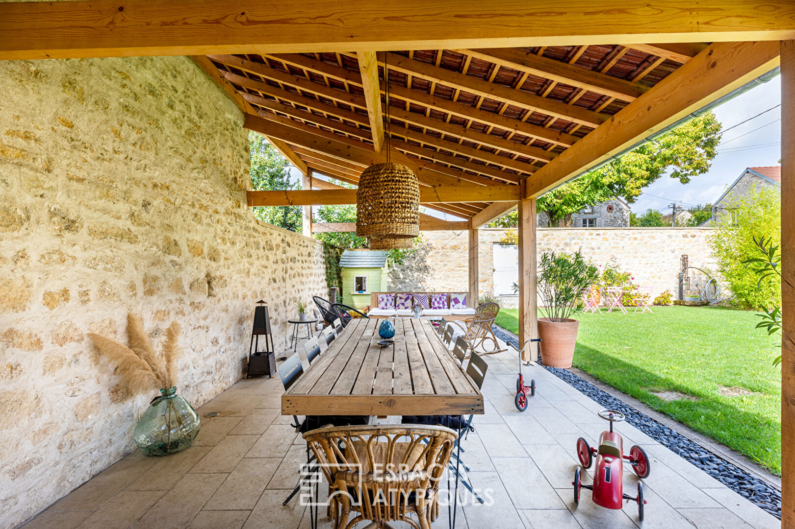 The house of happiness, its outbuilding and its summer kitchen