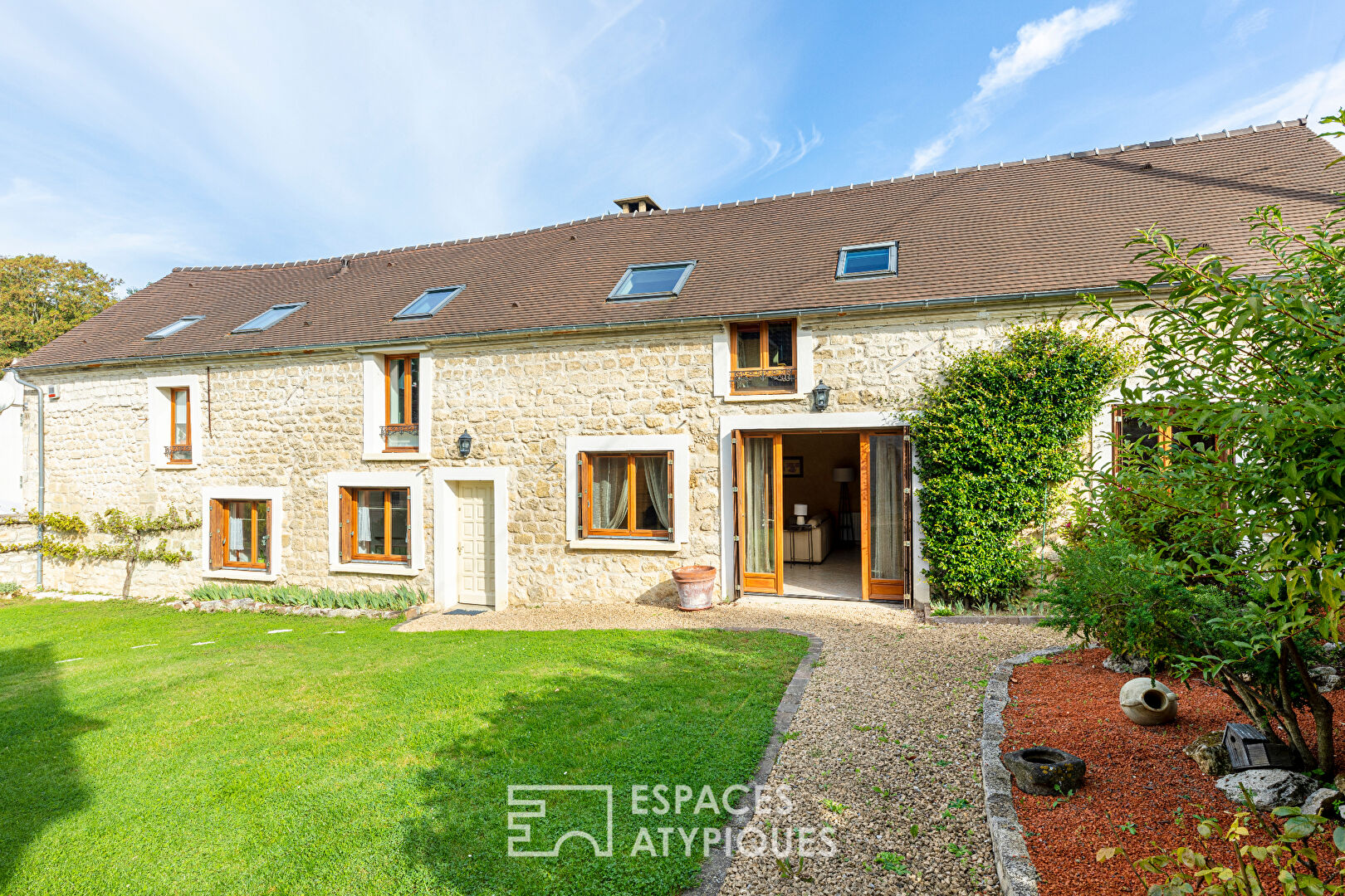 La Belle Embellie – bright farmhouse with swimming pool.