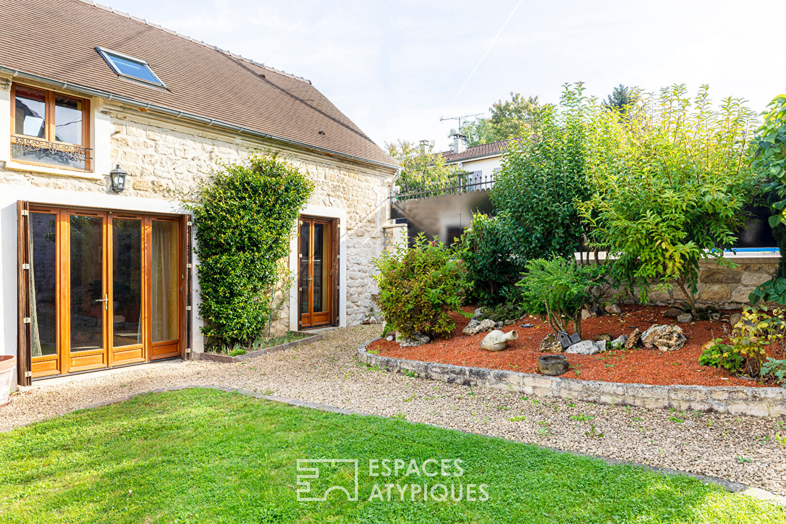 La Belle Embellie – bright farmhouse with swimming pool.