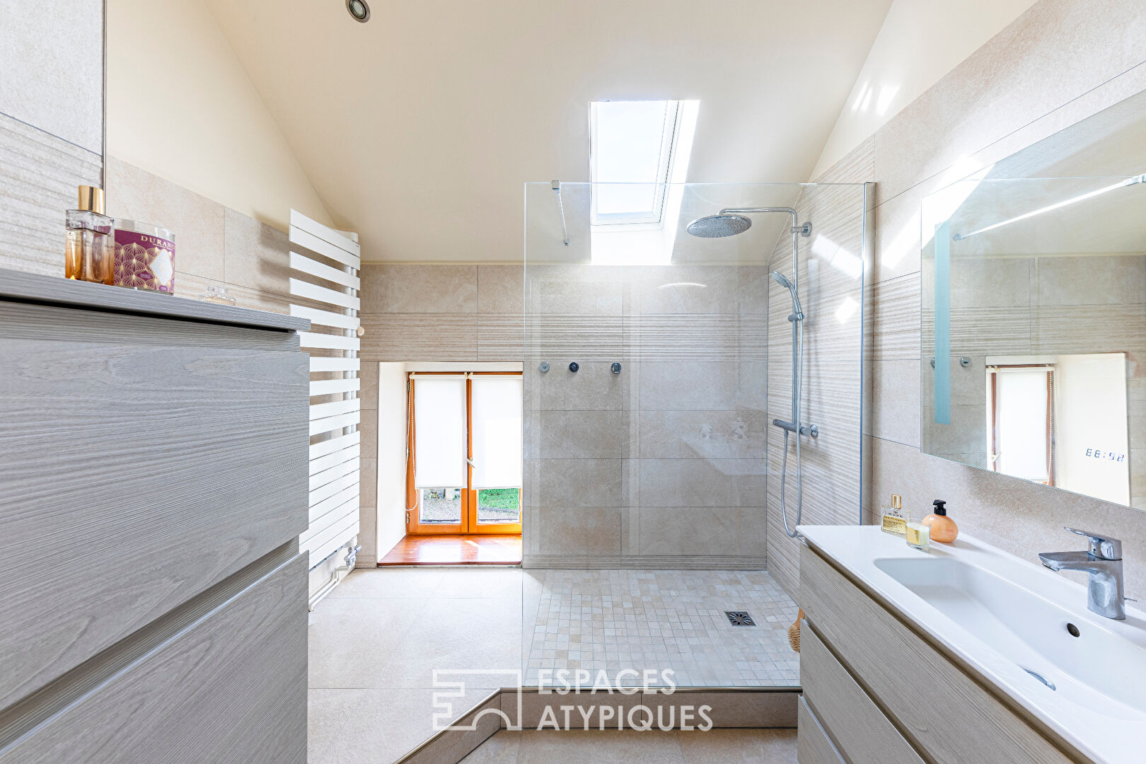La Belle Embellie – bright farmhouse with swimming pool.