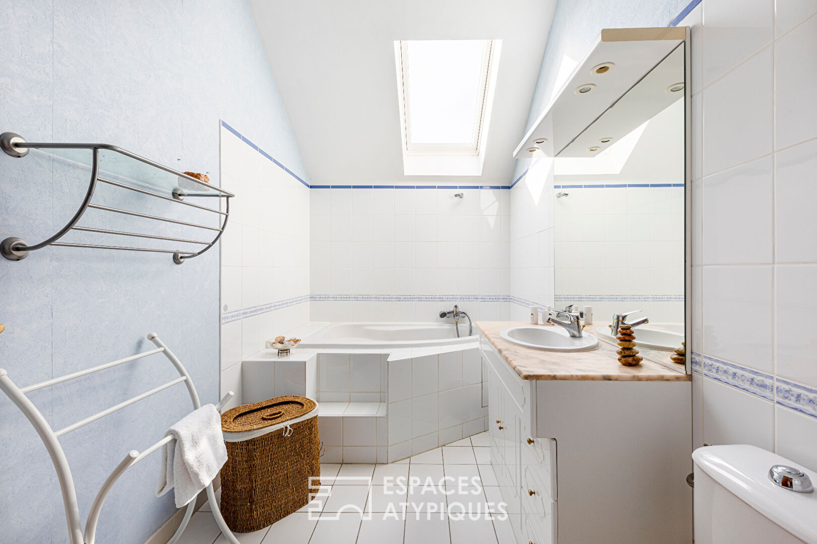 La Belle Embellie – bright farmhouse with swimming pool.